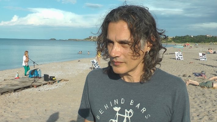 Музикантът Васил Гюров спаси баща и син от мъртво вълнение в морето