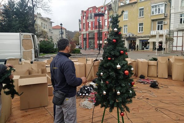 Работници монтират елхата върху новия подиум, който покрива шадравана на площад "Стефан Стамболов".
Снимки: Авторът