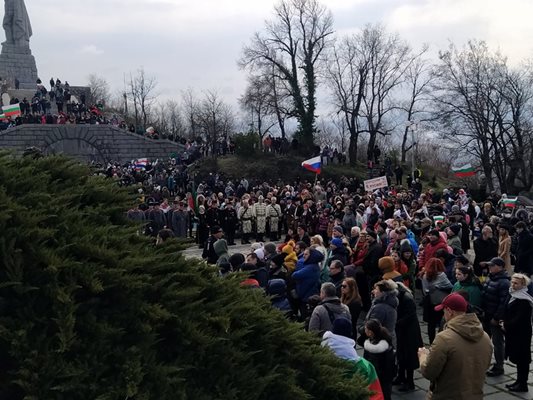 Въпреки студения вятър много пловдивчани дойдоха на върха на Хълма на освободителите.