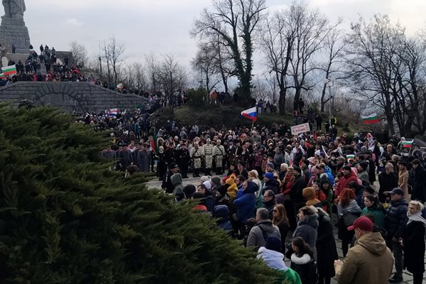 Въпреки студения вятър много пловдивчани дойдоха на върха на Хълма на освободителите.