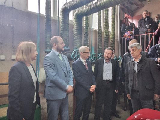 Министрите Денков и Сандов заедно с кмета на София разглеждат водородната клетка