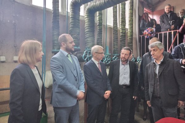 Министрите Денков и Сандов заедно с кмета на София разглеждат водородната клетка