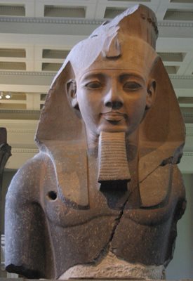Статуята на фарона Рамзес II е сред хилядите артефакти, които британските войски донасят от Египет.