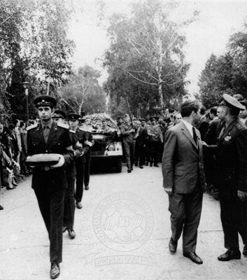 Опечалени мъже вдигат ковчега с тленните останки на Георги Аспарухов по време на погребението на 2 юли 1971 г. СНИМКИ: 