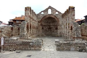 Несебър: 30 старинни църкви край морето в града на ЮНЕСКО