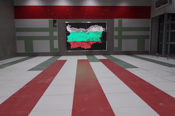 Спирката " Бул. България" е с цветовете на националния ни флаг- бяло, зелено, червено. Специално пано "България" пък ще посреща пътниците.