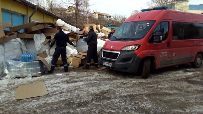 Камиони с минерална вода влязоха в квартал “Църква”, за да снабдят населението с минерална вода.