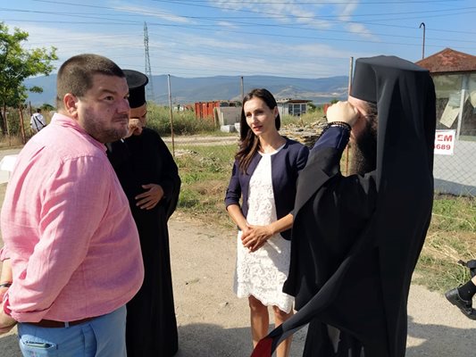 Кметицата на Куклен Мария Белчева и зам.-кметът на "Родопи" Владимир Маринов разговарят с епископ Арсений.