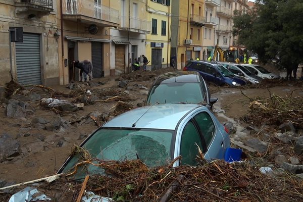 Трима загинаха при тежки наводнения в Сардиния СНИМКА: РОЙТЕРС