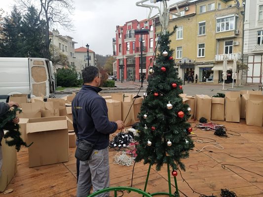 Работници монтират елхата върху новия подиум, който покрива шадравана на площад "Стефан Стамболов".
Снимки: Авторът