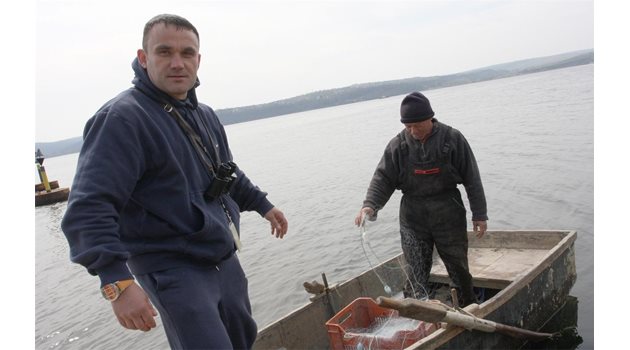 СРЪЧКО: Бисер Бонев контролира рибарите до 5, а след това разпространява фалшива валута.
