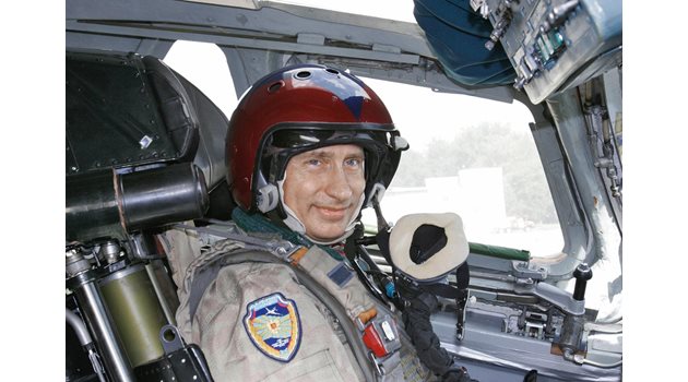 Путин в кабината на бомбардировача “Туполев Ту-160” по време на демонстрация през 2005 г.