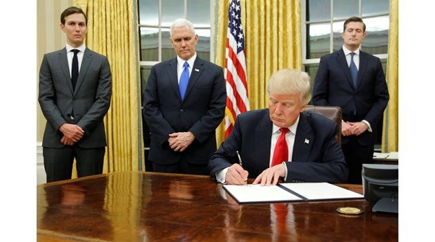 Тръмп подписва първия си указ в Овалния кабинет.
