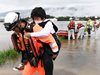 10 изчезнали и 400 000 евакуирани в резултат на наводненията в Япония (Снимки)