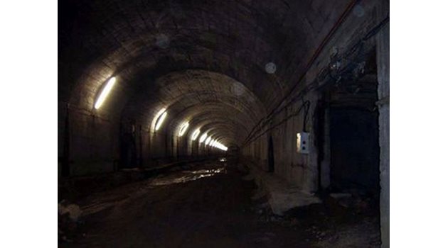 Тунел в свъзвал мавзолея с бившия партиен дом и подземията на БНБ.