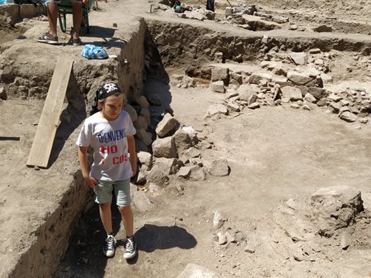Малкият Крис броди сред старините и почиства наравно с археолозите древните зидове. Снимки: Авторът