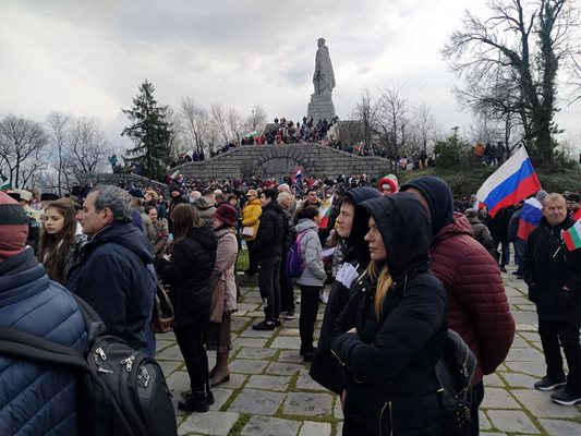 Стотици се качиха на Бунарджика т.г. да почетат Трети март. Снимки: Авторите