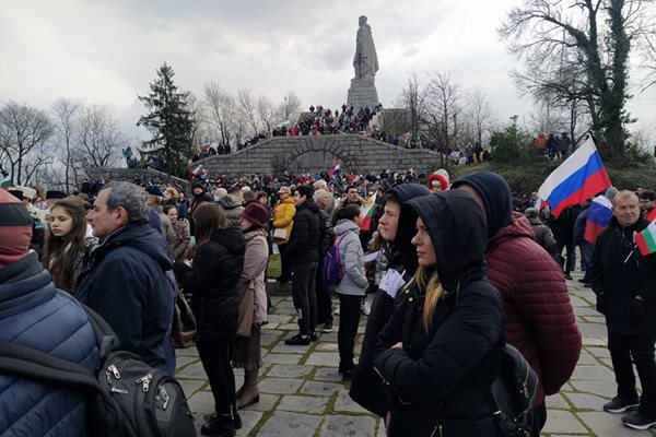 Стотици се качиха на Бунарджика т.г. да почетат Трети март. Снимки: Авторите