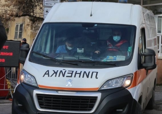 Кола засече мотор в Карлово, 47-годишен и момче на 13 г. са в болница