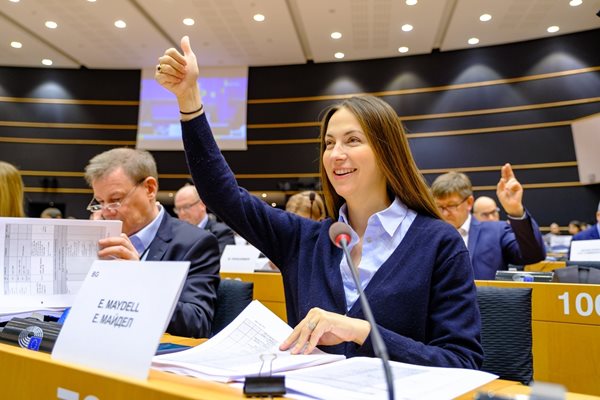 Ева Майдел по време на гласуване в Европейския парламент.
СНИМКИ: ЛИЧЕН АРХИВ