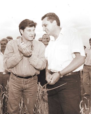 Със сърп дава старт на жътвата заедно със земеделския министър Венцислав Върбанов.