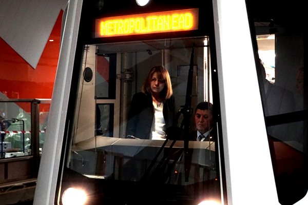 Кметът на София Йорданка Фандъкова тества новите влакове влакове модел Инспиро, произведени от  "Сименс". Те имат опция да се движат и без машинист.