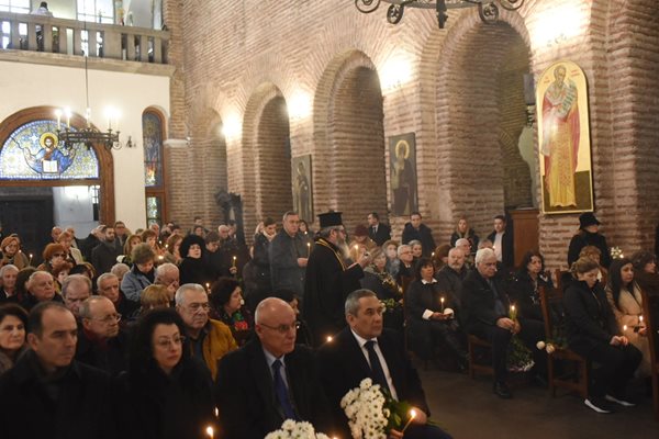 Бившият управител Иван Искров (най-вляво на първия ред) също се прости с топбанкера.