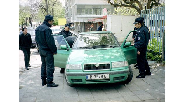 РАЗСТРЕЛ: Ченгета оглеждат автомобила на Ивайло Бонев - Чубака, който е убит на метри от него през 2001 г.
