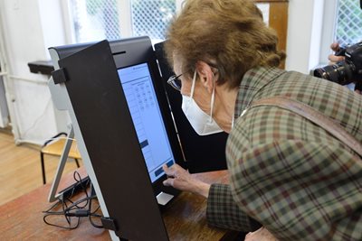 Жена гласува пробно с машина при един от тестовете, организирани от ЦИК.

СНИМКА: “24 ЧАСА”

