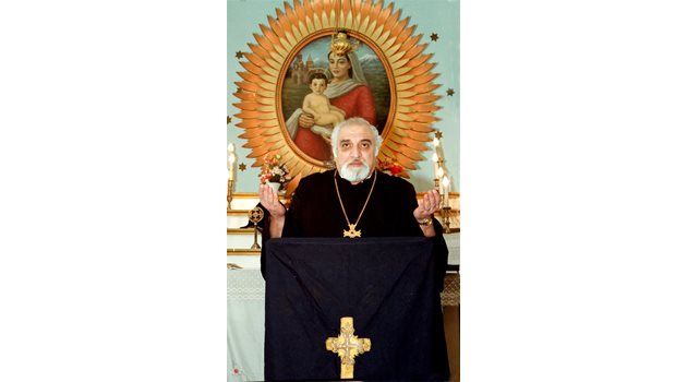 ПРИЕМАНЕ: Отец Кусан Хадавян казва, че арменците са толерантни към всички чужди вероизповедания.