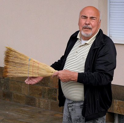 70-годишният Стойчо Ройдов иска да се види с този, който е подал сигнала срещу сестра му Иванка.
