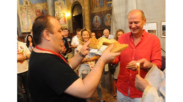 11 август 2012 г. "Комиците" тръгват на турне, а Любо Нейков и Евтим Милошев разчупват питата в църквата, където са били за благословия