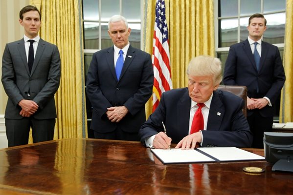 Тръмп подписва първия си указ в Овалния кабинет.