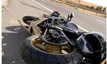 Моторист и спътника му в болница в Пазарджик, катастрофираха, бягайки от полицаи