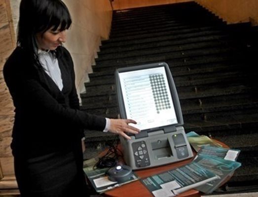 Демонстрация на машина за гласуване Снимка: Архив