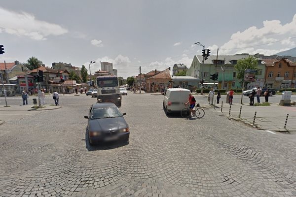 Състоянието на пътните настилки е сред проблемите, поставяни от граждани на "Красно село".
СНИМКА: Google street view