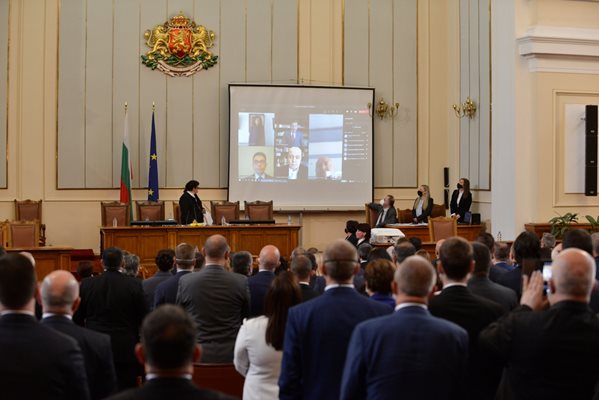 Петима депутати се заклеха дистанционно в 45-ия парламент, защото бяха под карантина. Сред тях бе и лидерът на ИТН Слави Трифонов.