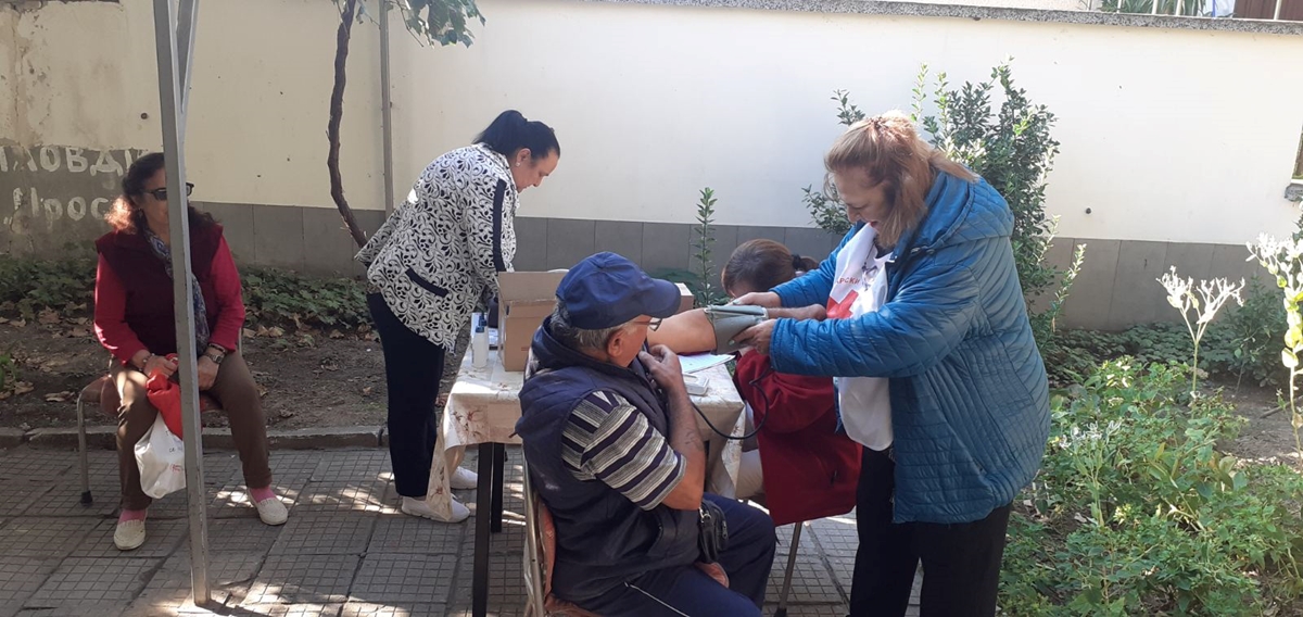 Доброволци от БЧК-Пловдив мериха кръвно, тегло и температура на възрастни