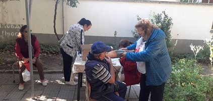 Доброволци от БЧК-Пловдив мериха кръвното, теглото и температурата на възрастни хора
