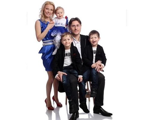 Водещата Даниела Колева заедно със съпруга си Росен и трите им деца. СНИМКА: БИ ТИ ВИ ЛЕЙДИ