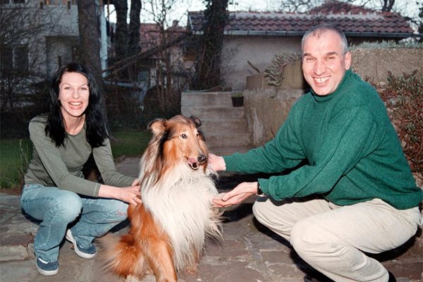 Левон и  Мариана през 2001 г. с предишното си коли Бойд.
То е предшественик на сегашния им домашен любимец Каси.