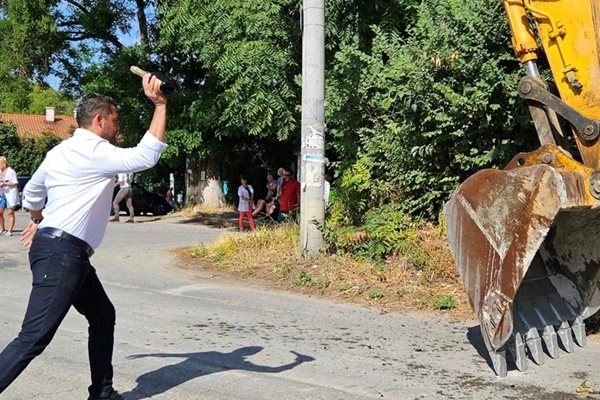 Кметът Павел Михайлов даде старт на дейностите. Снимки: Община "Родопи"