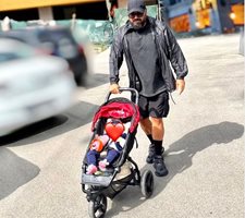 Азис на разходка с бебе вместо на фитнес
Снимка; Инстаграм