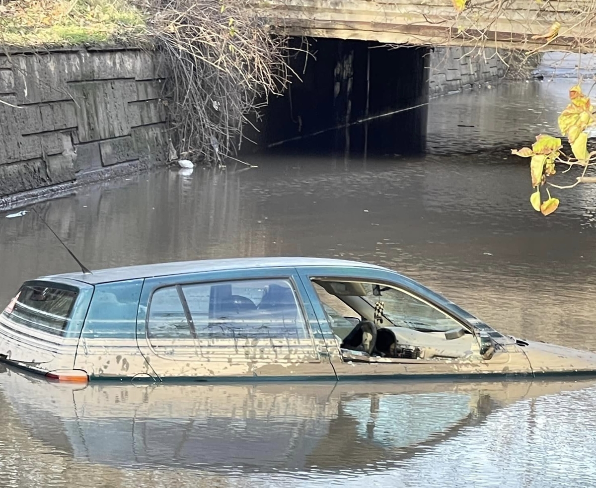 Кола се опита да "преплува" по пряк път във Варна