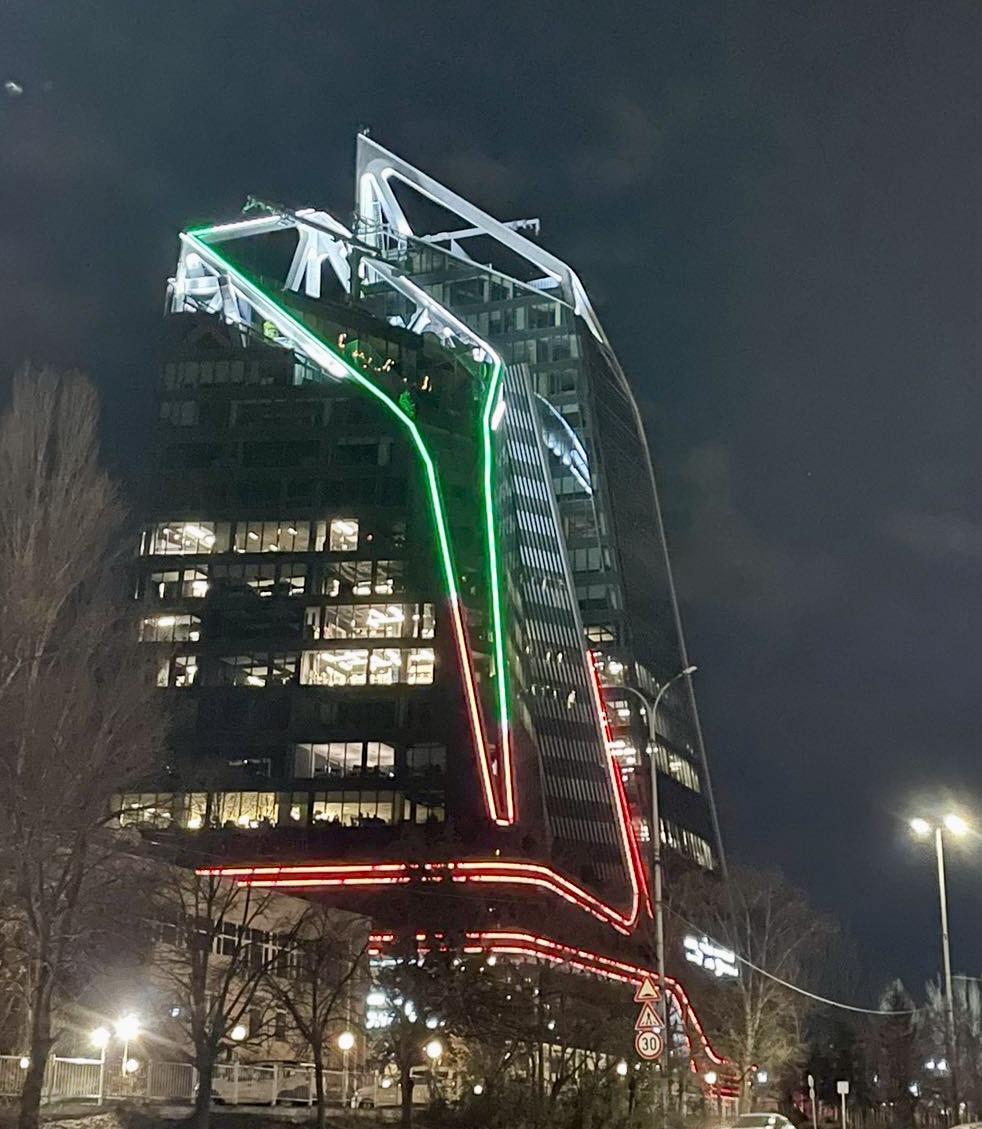 NV Tower, най-зелената сграда в София, впечатли и като 107-метров трикольор