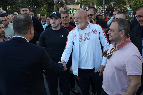 Калин Стоянов излезе, за да се срещне със свои поддръжници
СНИМКА: Георги Кюрпанов - Генк