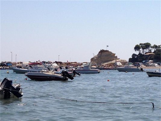 Лодки, които чакат
туристи,
за да ги разходят из залива Лаганас.
