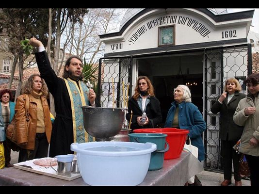 Отец Дончо от Варна отслужва водосвет в храма "Успение на св. Богородица" в гръцката махала първия петък след Великден, както повелява православната традиция.