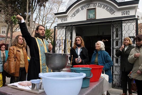 Отец Дончо от Варна отслужва водосвет в храма "Успение на св. Богородица" в гръцката махала първия петък след Великден, както повелява православната традиция.