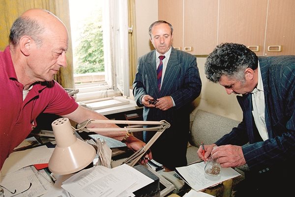 28 май 1999 г. Доц. Петър Гълъбов (вляво) от БАН предава в присъствието на "24 часа"0,79 г коса от мумията на Димитров на ст. н. с.Йончо Йонов и н.с.Марко Лалчев (вдясно)от института по криминология и криминалистика.